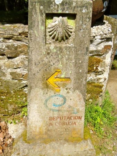 Camino kilometer marker and yellow arrow